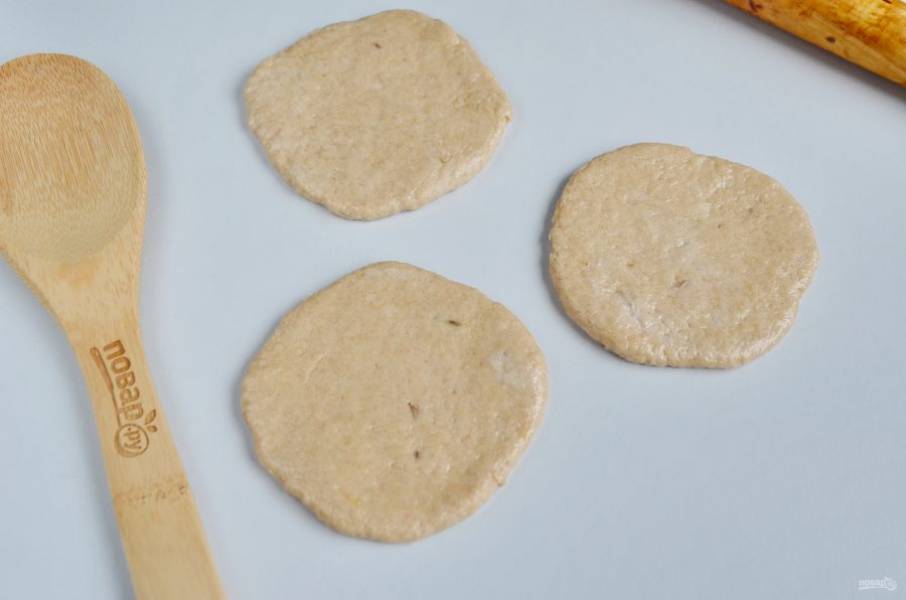 Смажьте растительным маслом стол и скалку, раскатывайте тесто, как на вареники, можно чуть толще.
