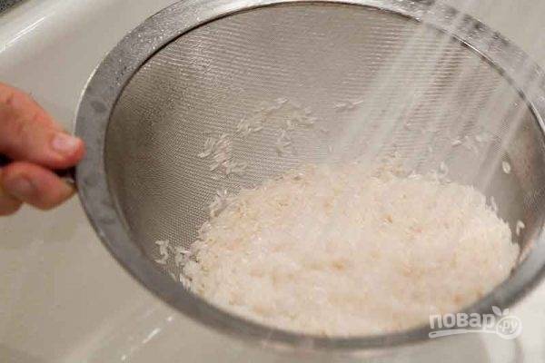 Первым делом промойте рис до прозрачной воды и залейте его холодной водой на полчаса. Слейте воду. Вскипятите воду, посолите, положите туда рис, кардамон и корицу, варите в течение 10 минут.