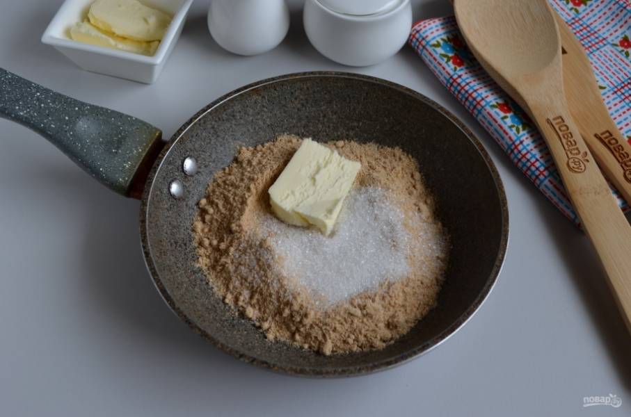Теперь сделайте посыпку для гамбовцев. Для этого сухари белого хлеба измельчите в блендере до образования крошки. На сковороде обжарьте крошку с сахаром и сливочным маслом.