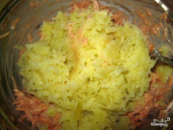 3.	Отварить картофель и натереть его на терке. Добавить в сырную массу тертый картофель и перемешать массу.