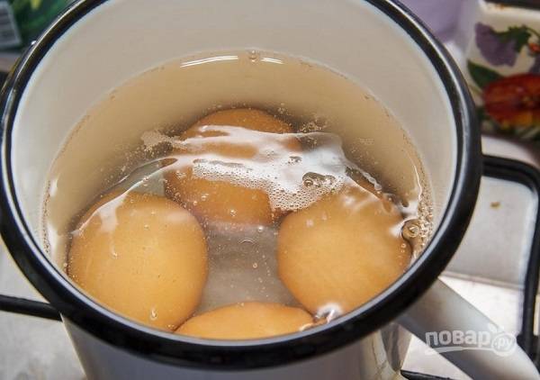 4. Параллельно с этим можно отварить яйца вкрутую. После остудите их как следует и очистите. 