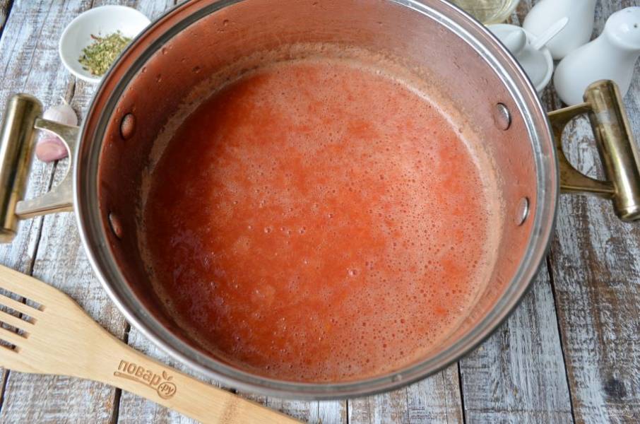 Помидоры порежьте на четвертинки, пропустите через соковыжималку для томатов, это позволит убрать кожуру и семена из кетчупа.