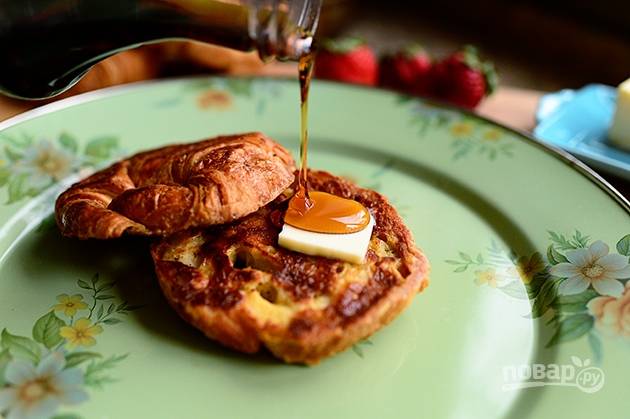 5. Подавайте французские тосты с сиропом или медом.