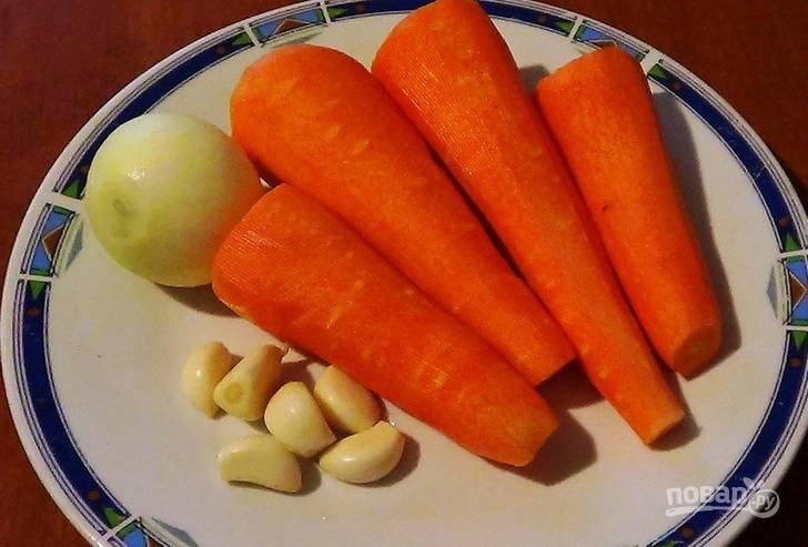 Морковь, лук и чеснок очищаем.