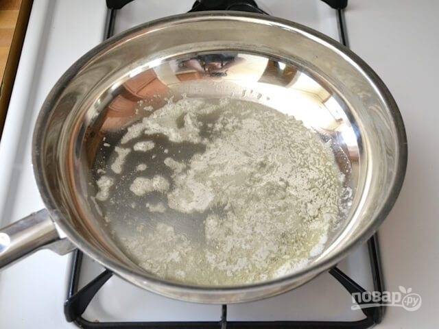 3.	Столовую ложку сливочного масла растопите в сковороде и хорошенько прогрейте.