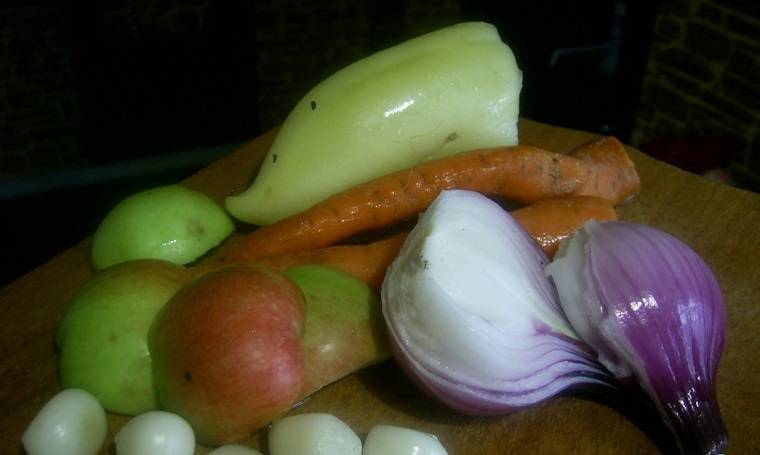 Остальные овощи промойте и измельчите с помощью блендера или мясорубки.