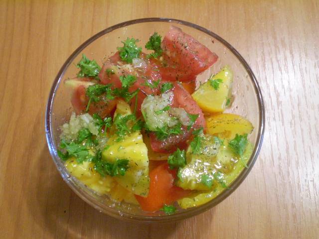 Сложите все ингредиенты салата в глубокий салатник. Добавьте прованских трав, соли, заправьте салат маслом.