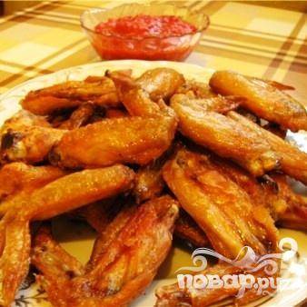 4. Поставить крылышки в разогретую до двухсот градусов духовку и запекать до готовности.