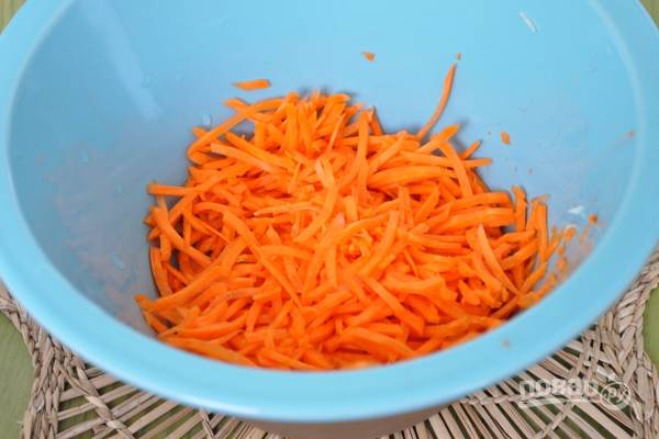 5. Очистите морковь, натрите её на терке. Добавьте к остальным ингредиентам. 