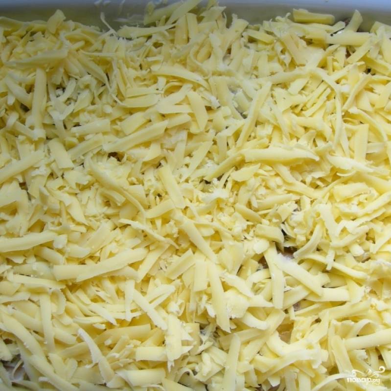 Чередуем слои до тех пор, пока не закончатся ингредиенты. Солим, перчим и посыпаем все сверху тертым сыром.