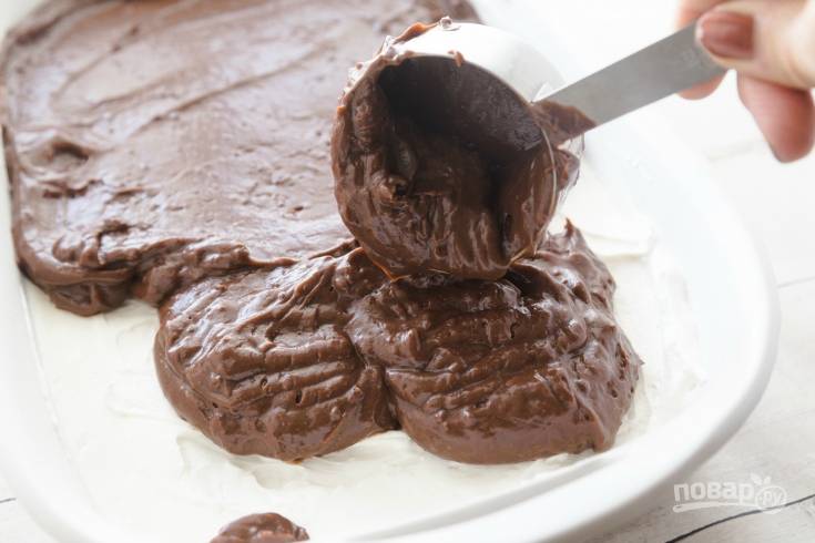 7. Шоколадный пудинг взбейте с молоком до полного растворения. Полученной массой смажьте десерт. Вновь оставьте его в холодильнике на 15 минут.