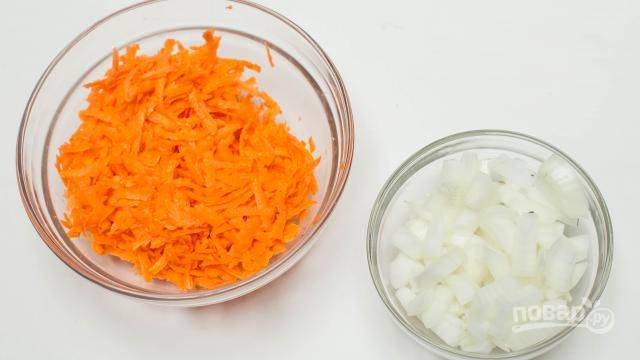 Лук и морковку почистите и промойте. Лук нашинкуйте мелким кубиком, морковку натрите на крупной терке.