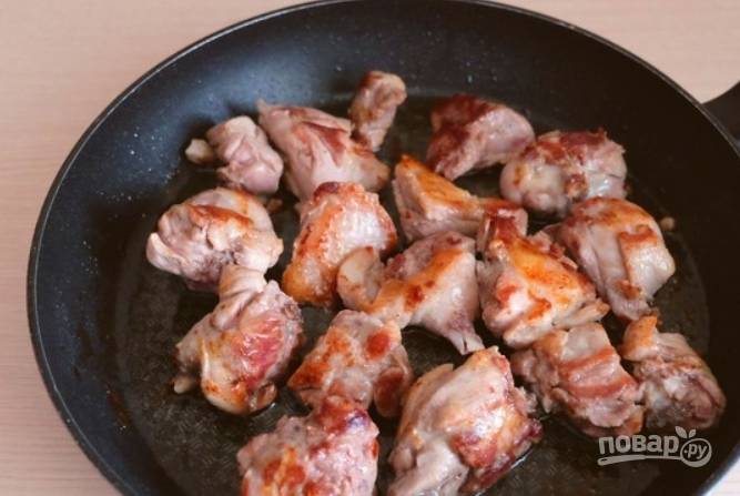 Обжариваем мясо с добавлением жира на сковороде. Готовьте до появления золотистой корочки (со всех сторон).