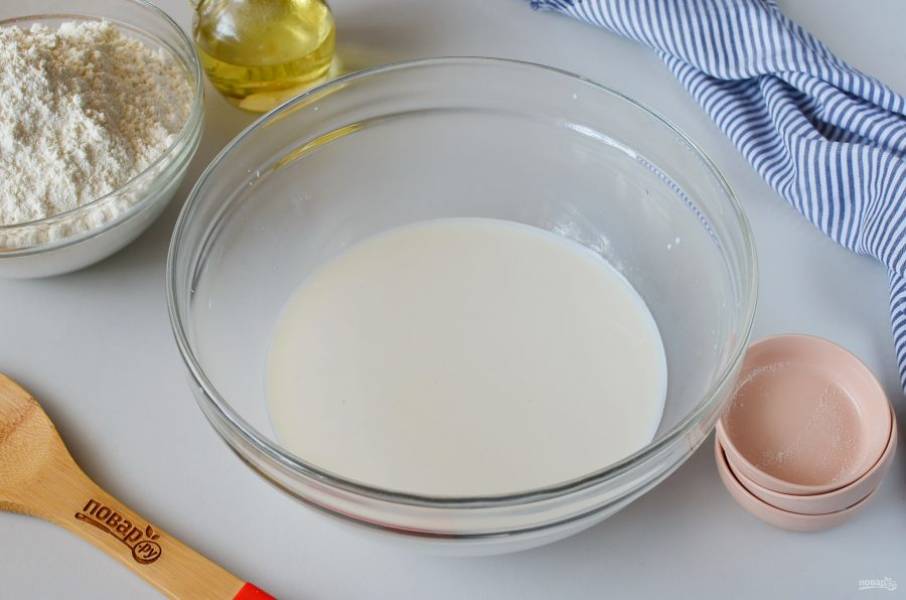 В теплое молоко выложите соль, сахар и дрожжи. Растворите все ингредиенты.