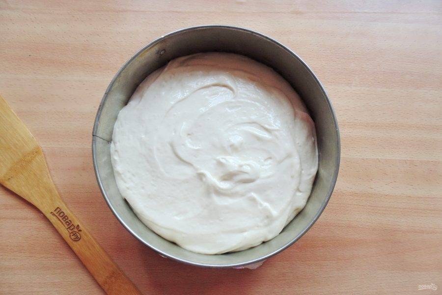Выложите тесто в форму для выпечки с пекарской бумагой.