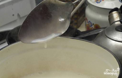 1.	Перед тем как приготовить пудинг из молока, достаньте кастрюлю побольше. Дно сбрызните водой и посыпьте небольшим количеством соли. Кастрюлю разогрейте, влейте в нее молоко.