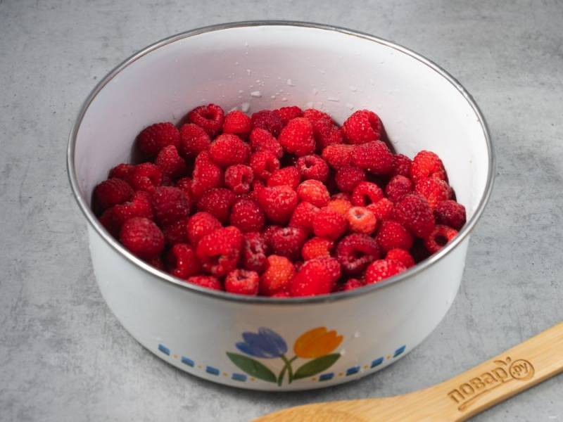 Переберите ягоду от веточек и плохих ягод, аккуратно ополосните водой.
