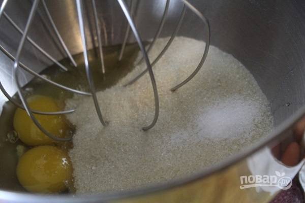 1. Включите духовку, разогрейте её до 180 градусов. Сливочное масло и 250 грамм шоколада поставьте топиться на водяную баню. В глубокой мисочке взбейте яйца с сахаром. 