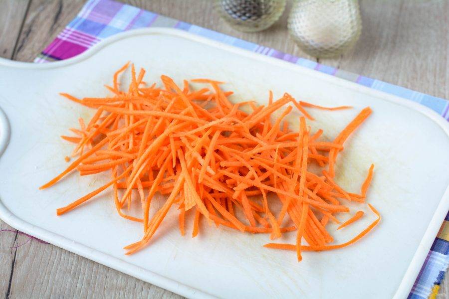 Натрите морковку на терке.