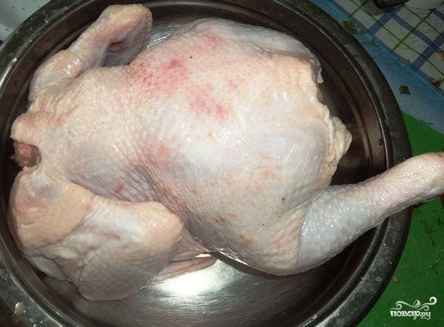 Подготавливаем курицу. Если она у вас замороженная, ее необходимо сначала разморозить, а потом уже приступать к запеканию. Мою курицу снаружи и изнутри.