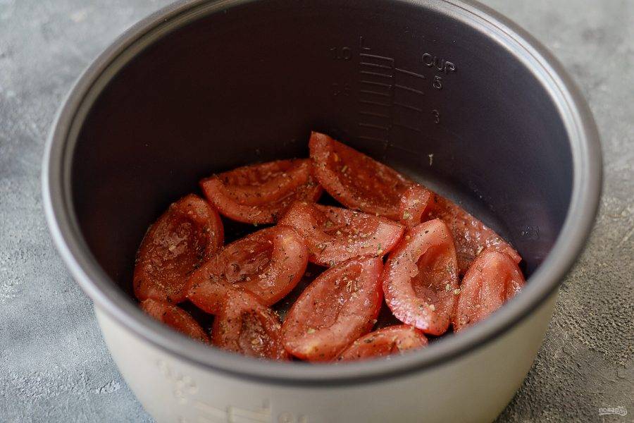 Дно чаши мультиварки слегка смажьте растительным маслом. Выложите дольки помидоров срезом вверх. Поставьте на режим подогрева, уберите клапан и готовьте помидоры 3-5 часов.