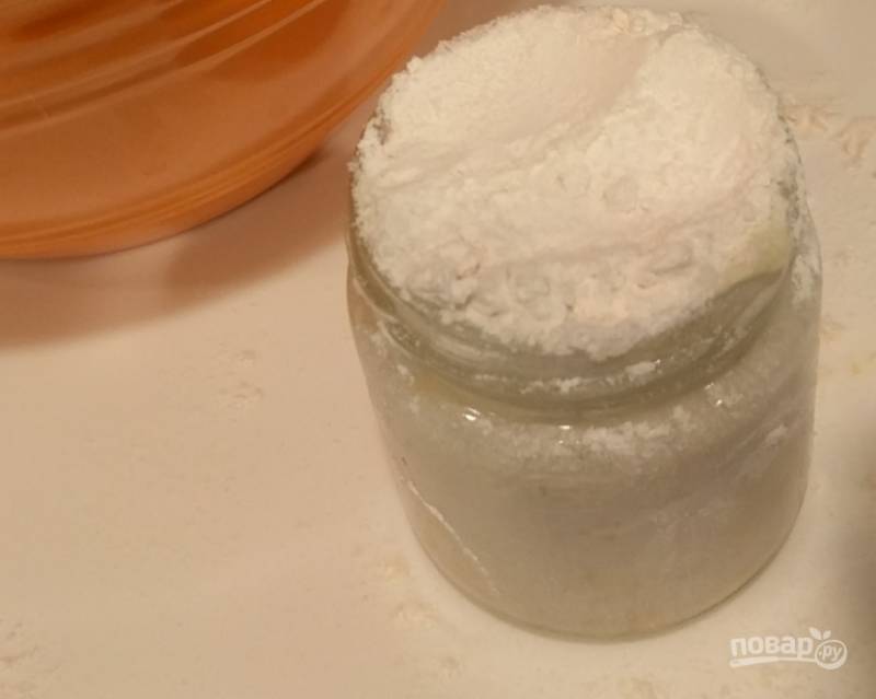 3.	Отмерьте один стакан йогурта и один стакан сахарного песка в миску к остальным ингредиентам, добавьте туда просеянную муку и соду, перемешайте.