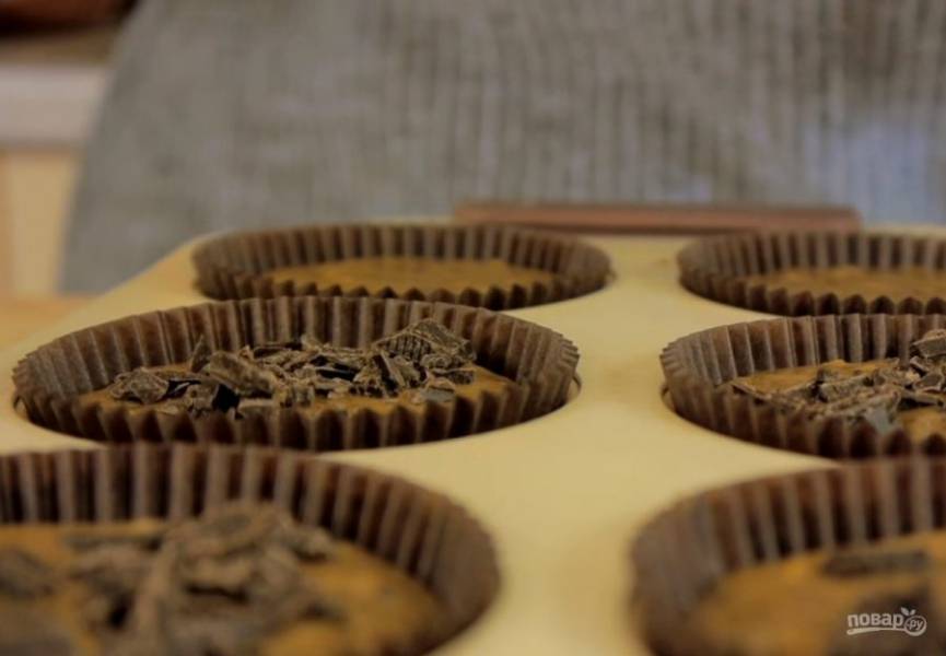 3.  Сверху выложите оставшийся шоколад и орехи. Выпекайте в разогретой до 180 градусов духовке 20 минут. Готовые маффины остудите в форме в течение 5 минут, после чего перенесите на доску. 