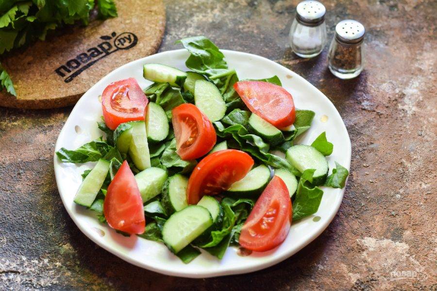 Следом за огурцами добавьте в салат помидор, нарезанный дольками среднего размера.