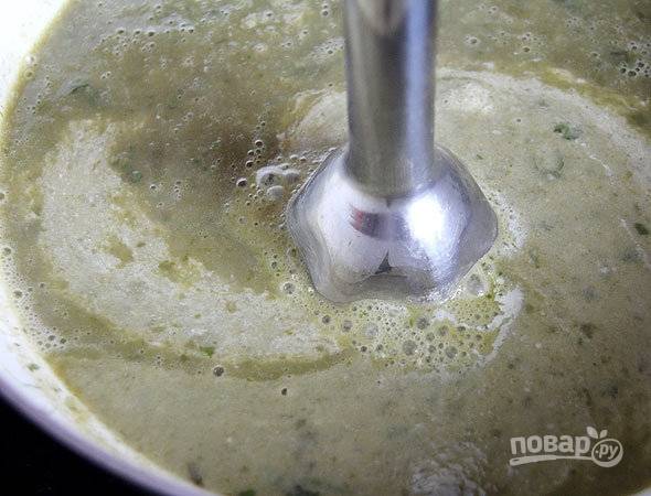 Добавьте сметану, при помощи погружного блендера тщательно взбейте суп в однородную массу. Затем доведите до кипения. Разлейте суп по тарелкам, добавьте сметану, перепелиные яйца, петрушку и листики щавеля. 