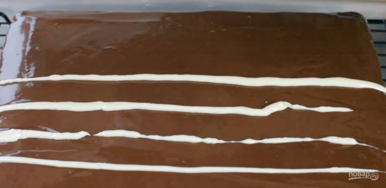 9.	На равномерно распределённом ганаше нарисуйте полоски из белого шоколада.