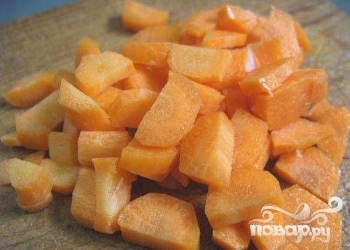 2.	Очищаем морковь, и так же нарезаем ее кусочками. Затем на сковороде, в масле, до золотистого цвета обжариваем морковь и лук. Когда закипит в кастрюле вода, перекладываем туда обжаренные лук и морковь.