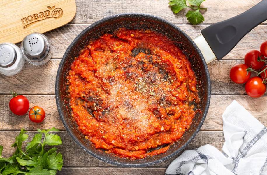 После добавьте соль и все специи по вкусу. Прогрейте соус еще 1 минуту и снимайте с плиты.