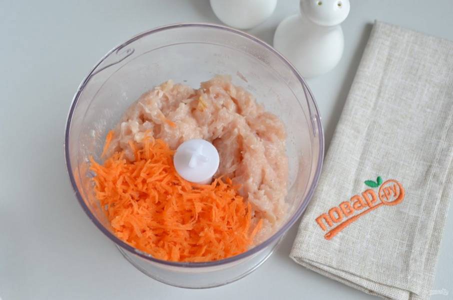 5. Разделите фарш на три части. Одну оставьте такой, как есть, вторую положите в измельчитель, добавьте тертую морковь и включите машинку на пару минут. Суть процесса проста: получить максимально однородный оранжевый фарш.