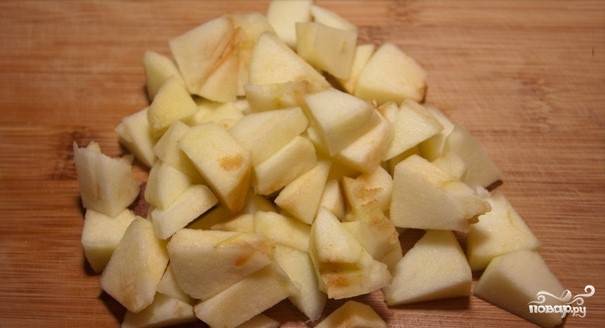 Яблоки очищаем от кожуры и вырезаем сердцевину. Нарезаем на произвольные кусочки.