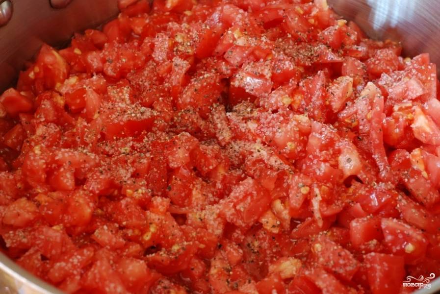 Добавляем соль, перец, другие желаемые специи (я добавляю немного сухого тимьяна) и готовим помидоры на среднем огне до медленного кипения. Жарить помидоры не нужно - нам нужно, чтобы помидоры размякли и дали сок.