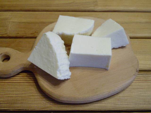 3. Сыр для удобства порежем на кусочки.