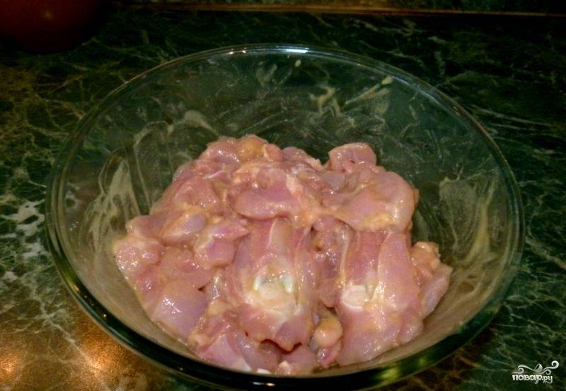 Перекладываем нарезанную курицу в миску, добавляем горчицу и немного соли, хорошенько перемешиваем. 
