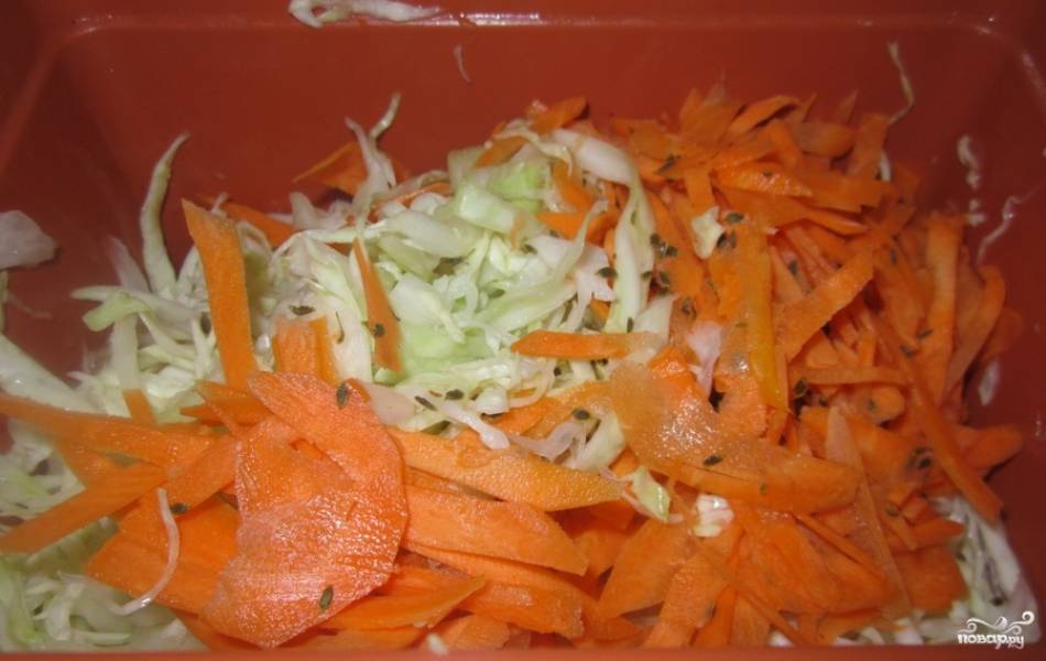 4. В это время вымыть, очистить и нашинковать морковь (можно натереть на крупной терке). Рассол с капусты аккуратно слить и добавить к ней морковь. Можно добавить любимые специи.