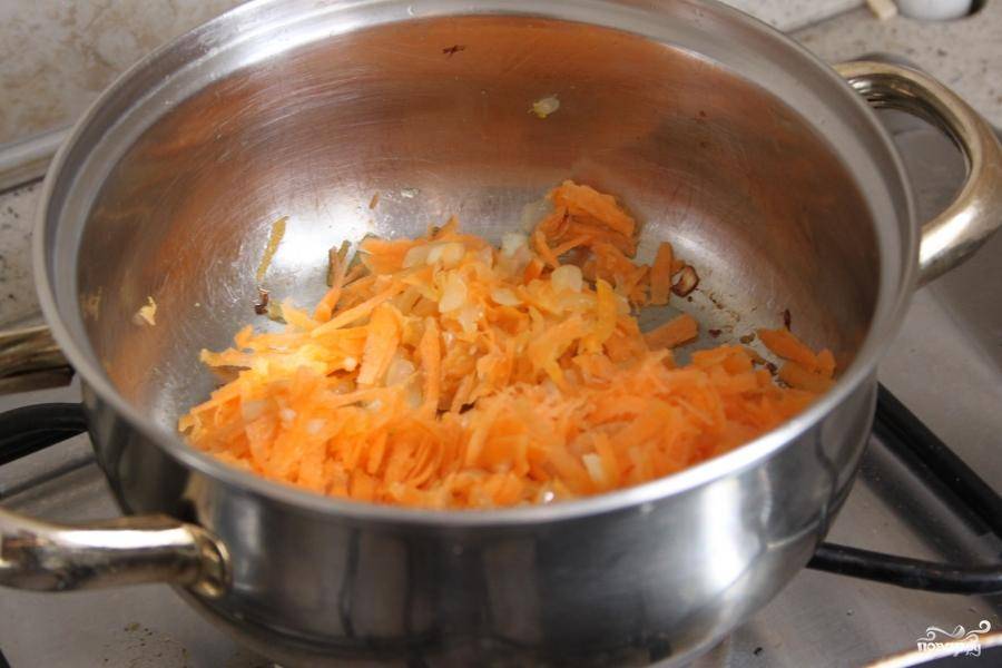 Затем к луку добавить морковь, натертую на крупной терке.