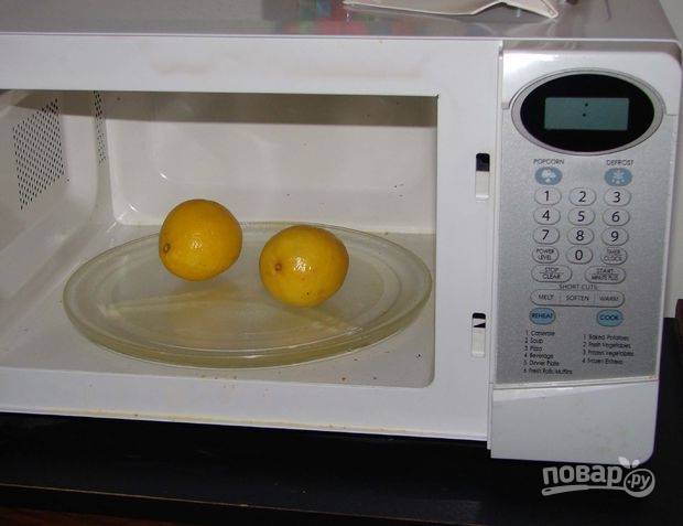 5.	Вымойте лимоны и отправьте их на 30 секунд в микроволновую печь, благодаря этому выдавите больше сока.
