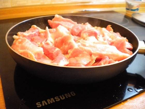 2. Отправляем мясо на сковороду (раскаленную с растительным маслом) и обжариваем на среднем огне наше мясо. 