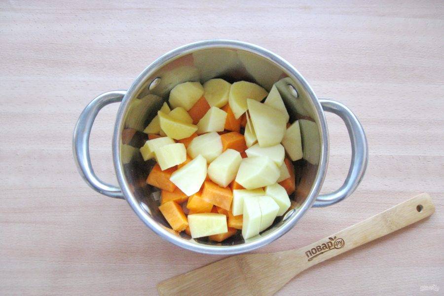 Картофель очистите и помойте. После нарежьте, как тыкву и добавьте в кастрюлю.