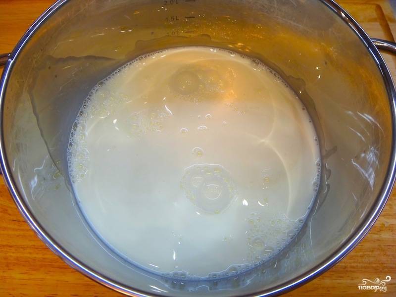 Взбейте все миксером. Затем молоко отдельно доведите до кипения. Тонкой струйкой добавьте в яичную смесь. Перемешайте аккуратно, поставьте на огонь. 