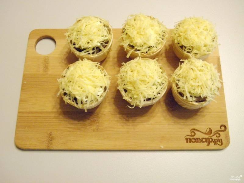 Возьмите вафельные тарталетки, наполните их грибным фаршем, сверху щедро посыпьте сыром (с горкой)! 