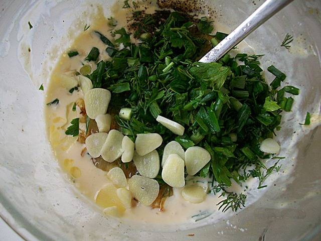Добавляем в соус зелень и мелко порезанный чеснок (можно измельчить в блендере).