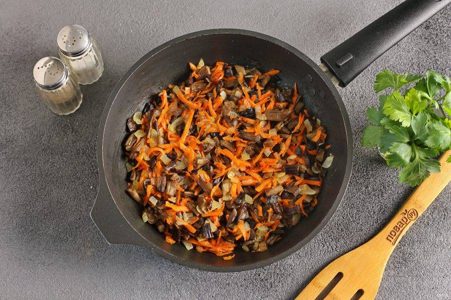 Грибы отварите в кипящей подсоленной воде, затем обжарьте вместе с луком и морковью на сковороде. 