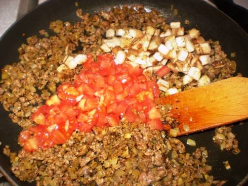 Через 20 минут добавить помидоры без кожицы, нарезанные кубиками, и тушить еще 5 минут.