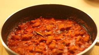 Через 30 минут, когда мясо почти готово, откиньте сваренные спагетти на дуршлаг, чтобы стекла вода. В спагетти добавьте сливочное масло.