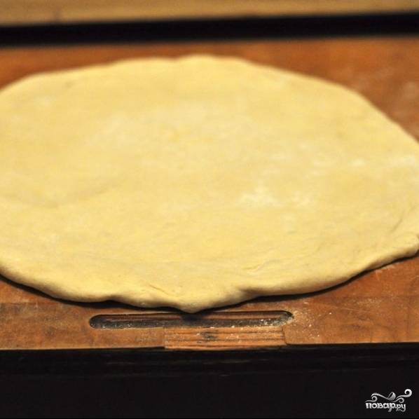 Спустя два часа раскатываем тесто в пласт толщиной примерно 5 мм.