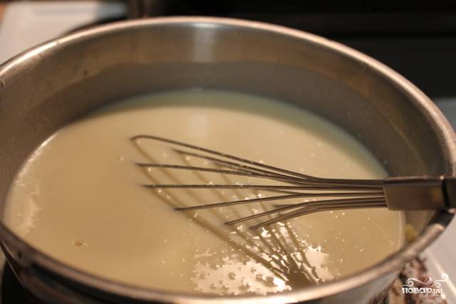 3. Верх пирога можно сделать из теста, но я рекомендую аппетитную заливку. Для ее приготовления в небольшом сотейнике растопите сливочное масло. Добавьте муку, обжарьте до золотистого цвета и влейте молоко. Посолите по вкусу, можно поперчить немного. Проварите до загустения. 